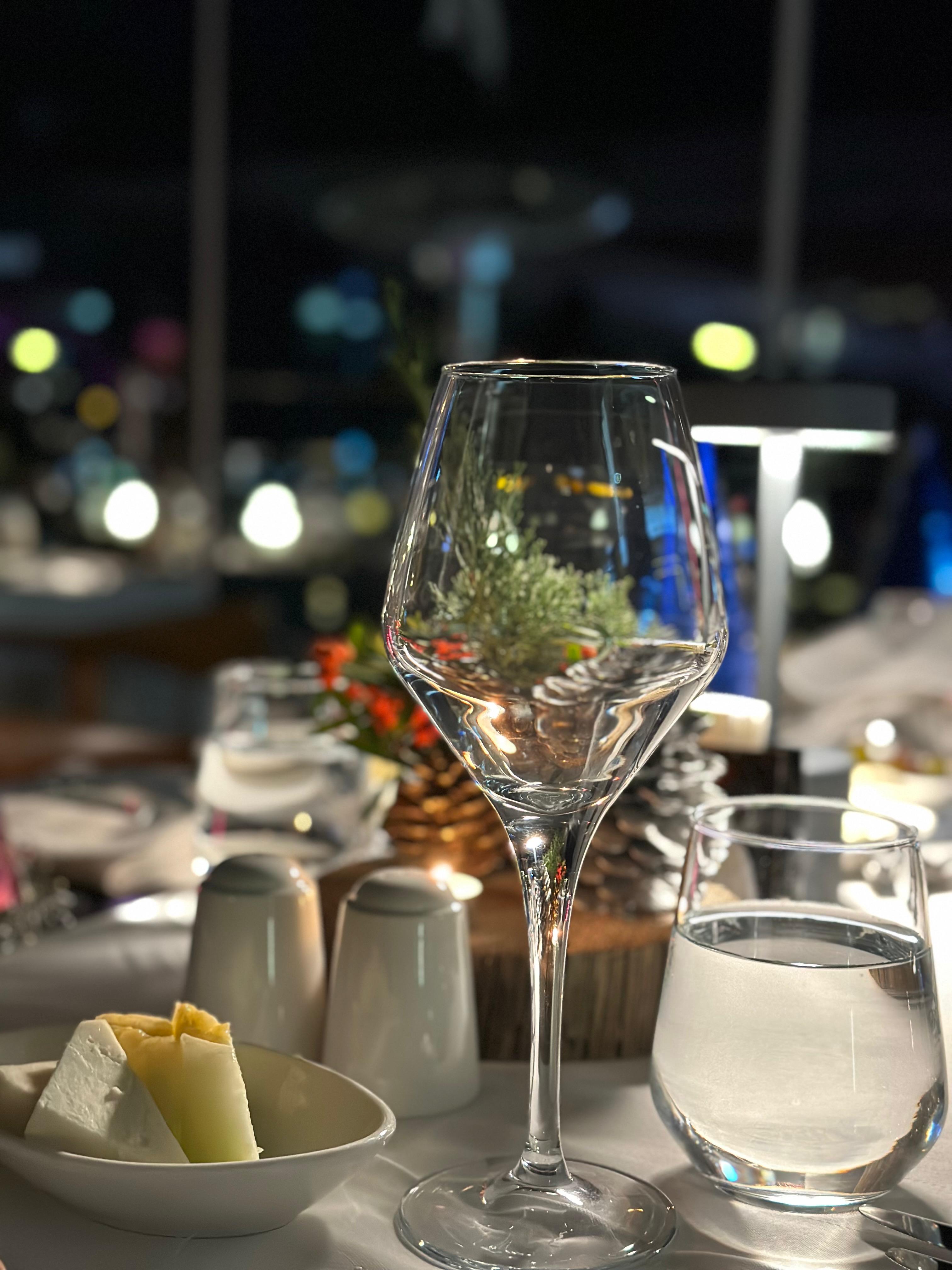 Göçtur — Yılbaşı Kuşadası’nda BİR Başka Güzel Göçtur bünyesinde faaliyet gösteren Gio Restaurant & Rooftop ve Taşhane, Kuşadası’nda misafirlerine unutulmaz bir yılbaşı sunmaya hazırlanıyorlar. — image 4 of 5