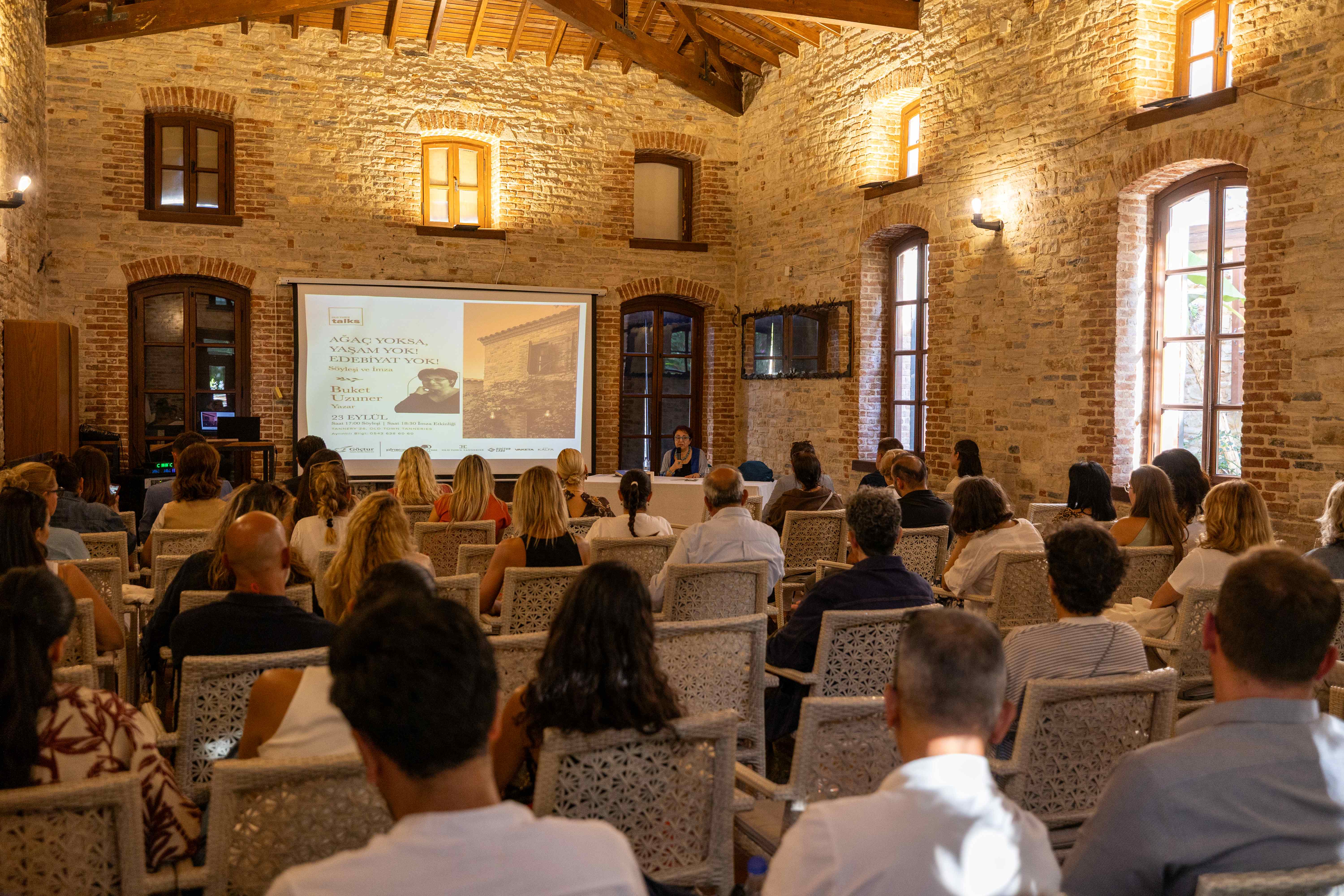 Göçtur — Kuşadası’nda Kültür Ve Düşünce Buluşmaları Devam Ediyor Old Town Talks’un Konuğu Buket Uzuner Oldu — görsel 3 / 3