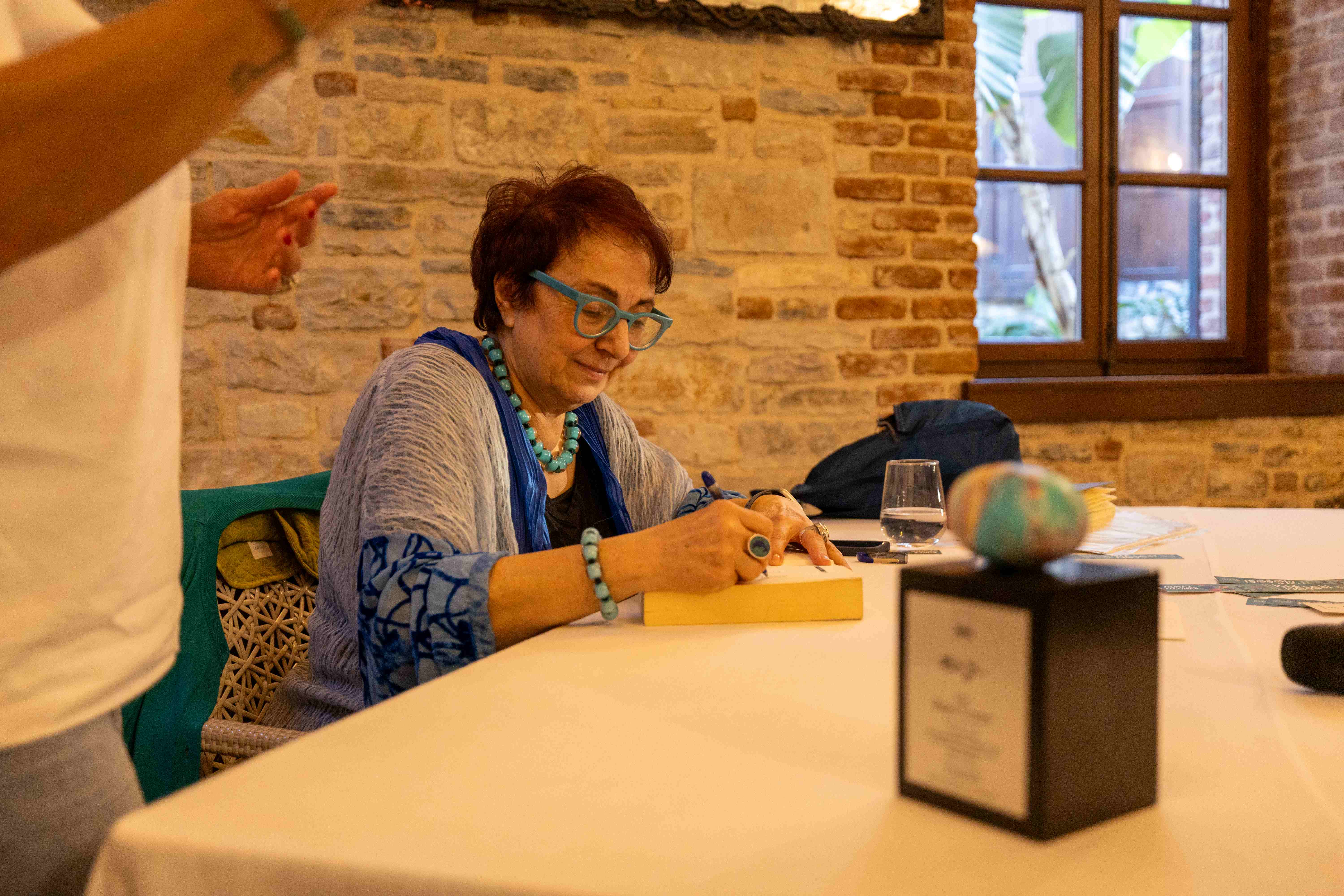 Göçtur — Kuşadası’nda Kültür Ve Düşünce Buluşmaları Devam Ediyor Old Town Talks’un Konuğu Buket Uzuner Oldu — görsel 1 / 3